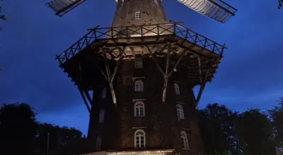 Die Mühle auf dem Wall bei abendlicher Beleuchtung
